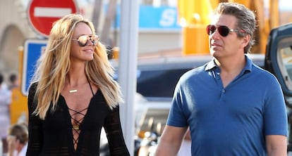 Elle Mcpherson y su marido Jeff Soffer, paseando por Saint Tropez en 2015.