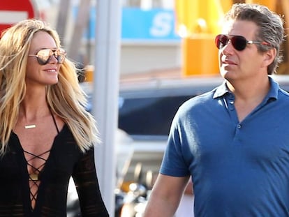 Elle Mcpherson y su marido Jeff Soffer, paseando por Saint Tropez en 2015.