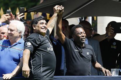 El saludo entre Maradona y Pelé de visita en la Eurocopa. Esta mañana han disputado un patido en el Jardín del Palacio Real de Paris.