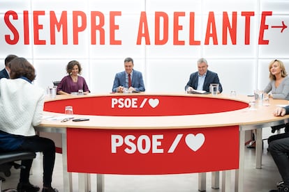 Pedro Sánchez, el martes durante su reunión con la comisión del PSOE encargada de buscar posibles apoyos a la investidura, en una imagen difundida por el partido.