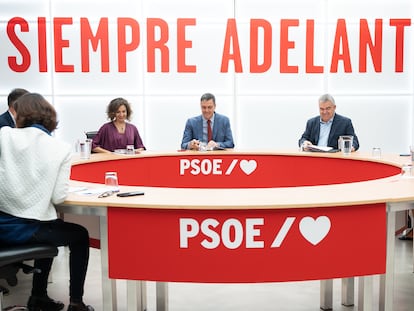 Pedro Sánchez, el martes durante su reunión con la comisión del PSOE encargada de buscar posibles apoyos a la investidura, en una imagen difundida por el partido.