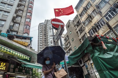 Un peatón pasea por las calles de Hong Kong, China, este viernes. Tras las manifestaciones masivas que paralizaron Hong Kong en 2019 para exigir el respeto a la autonomía del enclave y protestar contra China, Pekín impuso al territorio autónomo una ley de Seguridad Nacional que castiga hasta con cadena perpetua comportamientos que considere separatistas, terroristas, subversivos o confabulación con poderes extranjeros.  