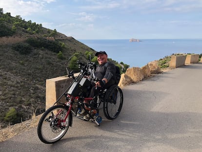 Miguel Nonay con su 'handbike' en Serra Gelada, en Benidorm.