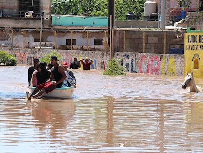 Personal de protección civil traslada en lanchas a damnificados por el paso del huracán Pamela, en el municipio de Rosamorada, estado de Nayarit (México).
