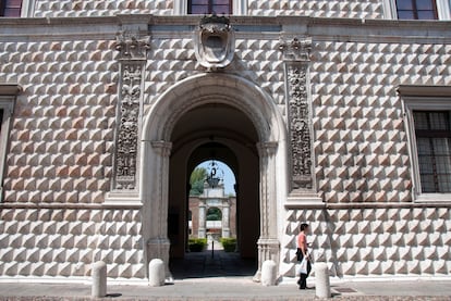 Exterior del Palazzo dei Diamanti, obra del arquitecto Biagio Rossetti, en Ferrara.