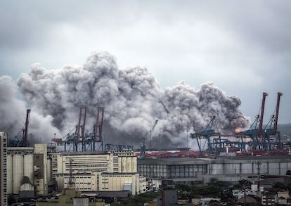 Uma gigantesca nuvem de fumaça, provocada pelo vazamento de gás em um terminal de cargas marítima da empresa Localfrio, na cidade de Guarujá, no litoral de São Paulo, alcançou o porto vizinho de Santos, o maior do Brasil.