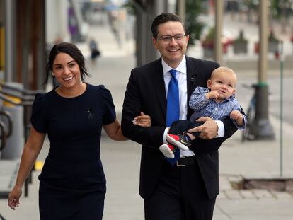 El nuevo líder conservador canadiense, con su mujer y su hijo, esta semana en Ottawa.