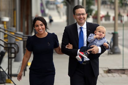 El nuevo líder conservador canadiense, con su mujer y su hijo, esta semana en Ottawa.