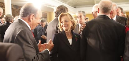 La ministra de Economía, Elena Salgado, intercambia opiniones con el presidente del Banco Santander, Emilio Botín.