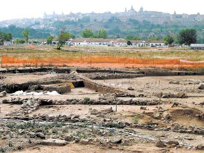 Actuales excavaciones en los terrenos de la Vega Baja con el casco histórico de la ciudad de Toledo al fondo.