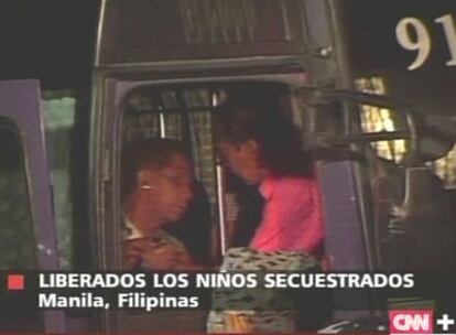 Captura de una imágen de la liberación de los 32 niños en Manila.