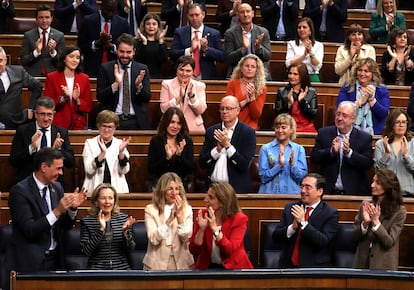 La bancada socialista aplaude durante una sesión de la moción de censura.