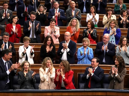 La bancada socialista aplaude durante una sesión de la moción de censura.