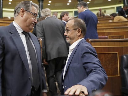 Juan Ignacio Zoido, ministre de l'Interior, es creua amb Carles Campuzano, del PDeCAT.