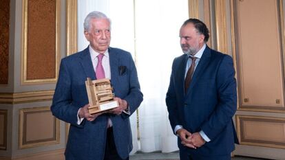 Mario Vargas Llosa, junto a Fernando de Yarza, presidente de la AMI, tras recibir el premio esta tarde en la Casa de América de Madrid.