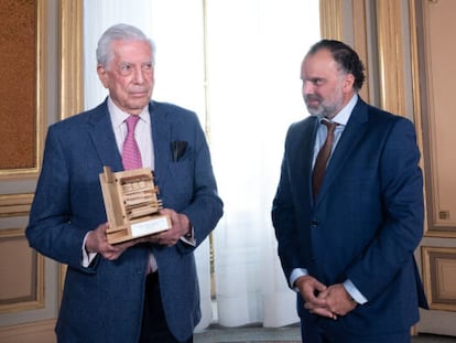 Mario Vargas Llosa, junto a Fernando de Yarza, presidente de la AMI, tras recibir el premio esta tarde en la Casa de América de Madrid.