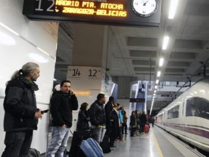 Vista de un tren AVE en la estaci&oacute;n de Girona. 