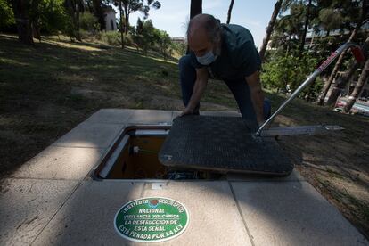 El geofísico Rafael Abella manipula el sensor de ruido sísmico instalado en el Real Observatorio de Madrid.