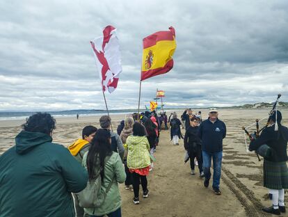 Españoles residentes en Irlanda y viajeros aficionados a este episodio histórico, en la playa donde se hundió la Armada Invencible.