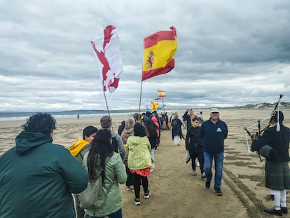 Españoles residentes en Irlanda y viajeros aficionados a este episodio histórico, en la playa donde se hundió la Armada Invencible.