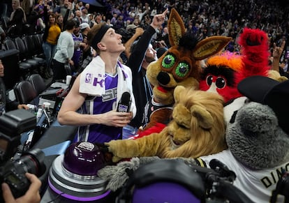 Kevin Huerter enciende el rayo de los Kings tras la victoria de su equipo frente a Utah, el pasado 25 de marzo.