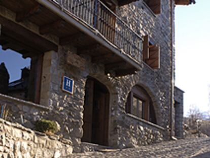 El perro <i>Lucky,</i> junto a Casa Cornel, en Cerler (Huesca).