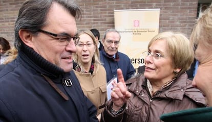 El presidente Artur Mas y la consejera Neus Munt&eacute;, en segundo plano, ayer en Sant Gregori.