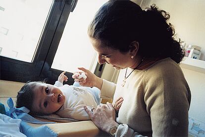 Ana Ferrer, coordinadora en una ONG dedicada a la infancia, tiene que cuidar cada día de su bebé de ocho meses.