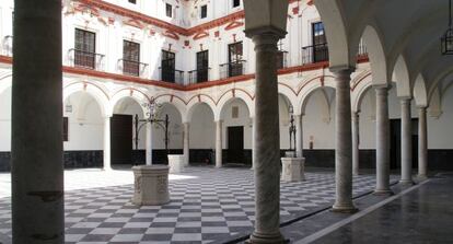 El claustro del hotel Convento de C&aacute;diz, en el centro hist&oacute;rico de la ciudad. 