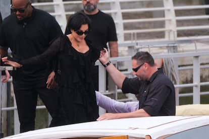 Y por supuesto, también ha acudido a la cita la matriarca del clan Kardashian, Kris Jenner. La empresaria es una amiga íntima de Sanchez y también fue una de las invitadas estrella a la despedida de soltera de la prometida del fundador de Amazon en París.