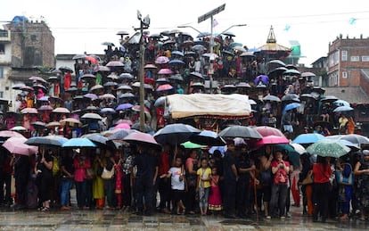 Espectadores nepalíes se reúnen para observar la procesión del día más importante de la fiesta Indra Jatra en la plaza Basantapur Durbar en Katmandú (Nepal).