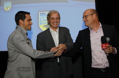 Contador, Tinkov y Riis se dan la mano durante la rueda de prensa