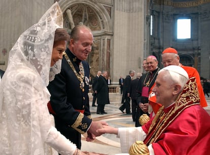 Juan Carlos I y la reina Sofía saludan al papa Benedicto XVI. Los Reyes viajaron al Vaticano en abril de 2005 para asistir a la ceremonia de entronización de Joseph Ratzinger.
