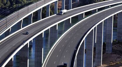 Las vías del AVE Madrid-Valencia y la autovía A-3 a su paso por el viaducto de Contreras.