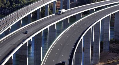 Las v&iacute;as del AVE Madrid-Valencia y la autov&iacute;a A-3 a su paso por el viaducto de Contreras. 