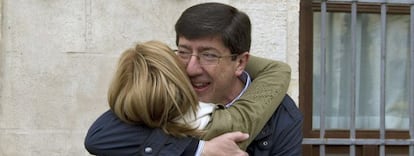 El candidato de Ciudadanos, Juan Marín, felicitado ayer tras votar.