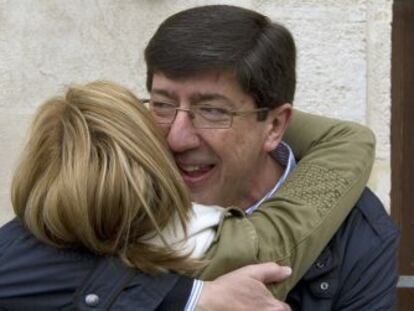 El candidato de Ciudadanos, Juan Marín, felicitado ayer tras votar.