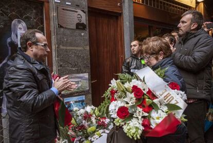 Los padres de Iñigo Cabacas, en primer plano, durante el homenaje en Bilbao.