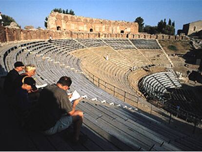 El teatro grecorromano de Taormina tenía capacidad para unos 5.400 espectadores. Con 120 metros de largo, es el segundo más grande de Sicilia, tras el de Siracusa.