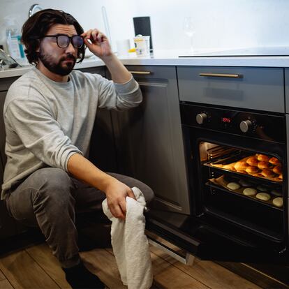 Un hombre abriendo el horno con las gafas empañadas.