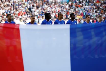 Los jugadores de Francia escuchan su himno nacional previo al inicio de la final ante España.