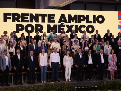 Integrantes de las formaciones aliadas bajo la bandera de Va por México, el 26 de junio en Ciudad de México