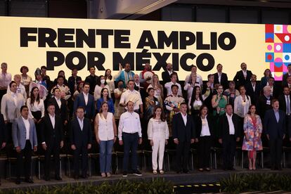 Integrantes de las formaciones aliadas bajo la bandera de Va por México, el 26 de junio en Ciudad de México