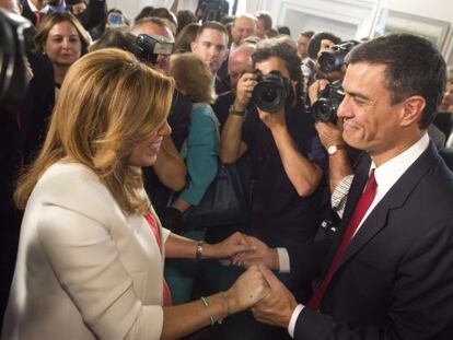 GRA115. SEVILLA, 14/06/2015.- Susana Díaz recibe la felicitación del secretario general del PSOE, Pedro Sánchez, durante el acto institucional en el que ha tomado posesión como presidenta de la Junta de Andalucía, celebrado hoy en el Salón de Usos Múltiples del antiguo Hospital de las Cinco Llagas, sede de la Cámara andaluza. EFE/Raúl Caro