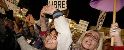 Participantes en la manifestación de ayer a favor del derecho al aborto, en Madrid.