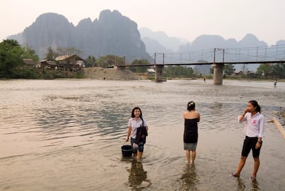 Laos es un país sin acceso al mar en el que los ríos son fuente de vida. Y de energía. Se construyen decenas de presas y muchas no cuentan con planificación previa (en la foto, el pueblo de Vang Vieng, conocido por sus deportes acuáticos y sus cuevas).