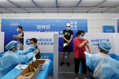 Un grupo de ciudadanos chinos reciben dosis de vacuna contra la covid en la ciudad de Cantón, en el sur de China