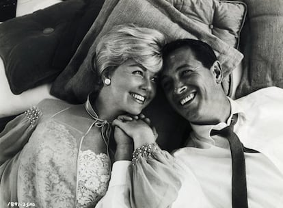 'Confidencias a medianoche' (1959), dirigida por Michael Gordon, fue la primera de las tres películas que protagonizó el trío Rock Hudson, Doris Day y Tony Randall. En la imagen, un fotograma de la cinta, con Hudson y Day.