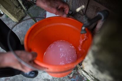 La compañía de saneamiento de São Paulo reduce al máximo la presión de las tuberías para limitar el consumo y las pérdidas por fugas. Con la medida, todos los barrios de la capital están sufriendo cortes de hasta 15 horas por día. Cuando el agua vuelve, no siempre está limpia.