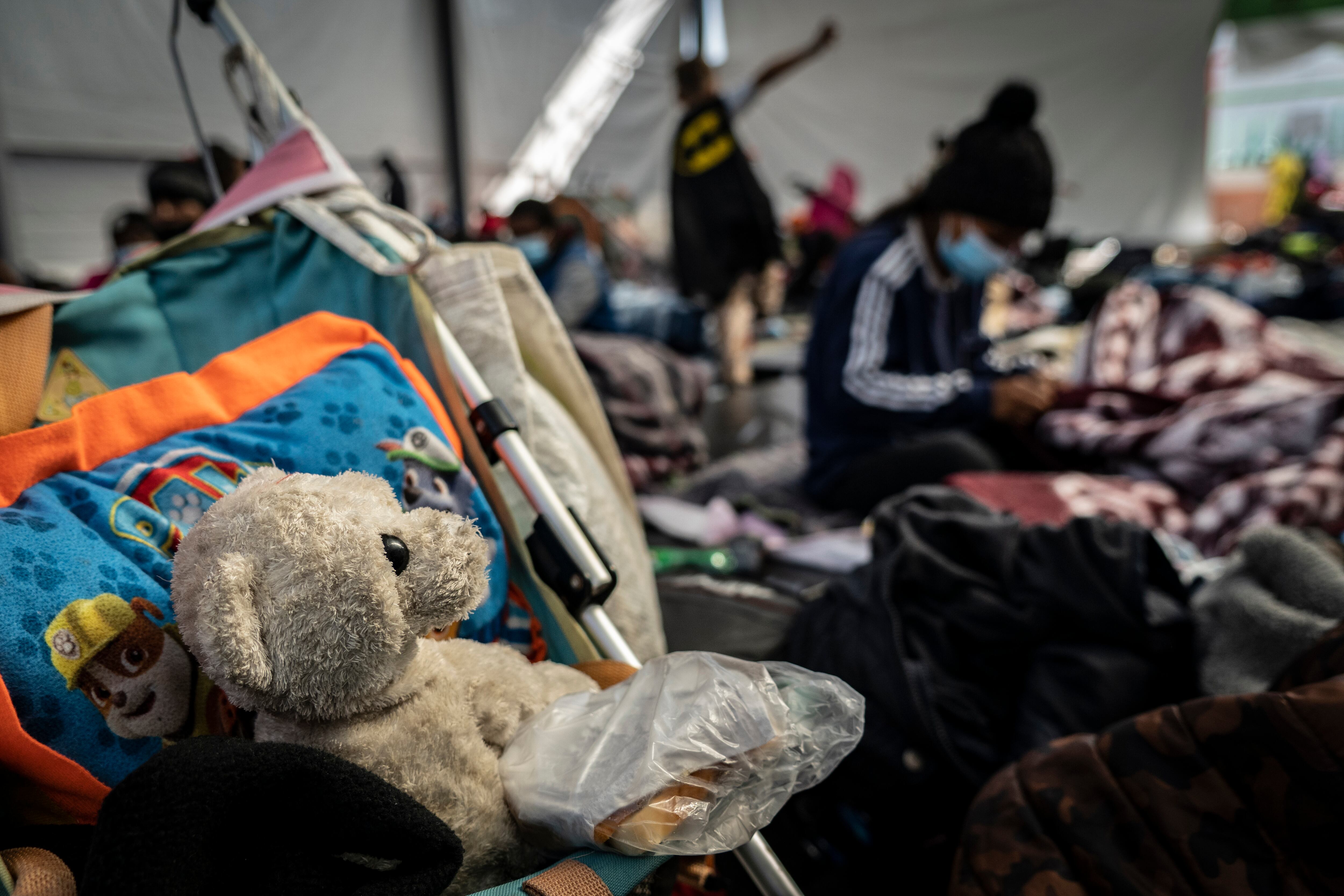 Decenas de niños viajan con sus familias en la caravana. 